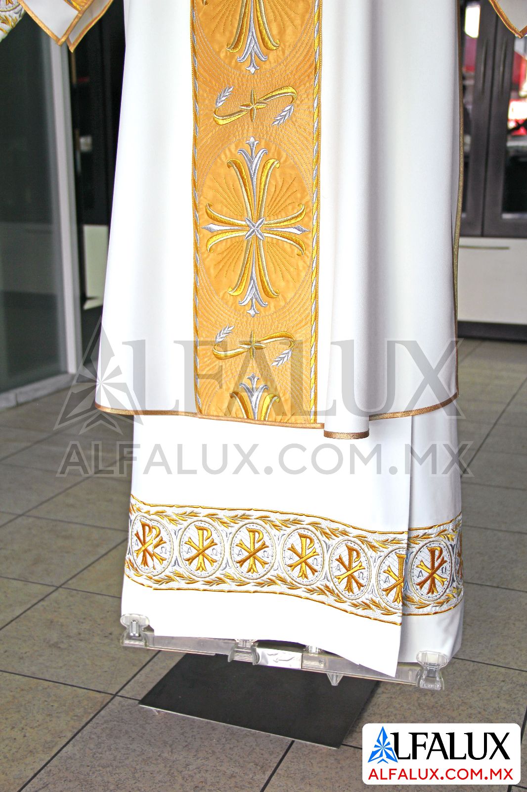 09 SAN ANTONIO Alfalux Dalmatica Blanco Central Dorado Mangas Medallon JHS 160 Alba Crismon (7)